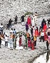 नदी किनारे श्मशान घाट पर ही शादी का शामियाना लगा दिया83