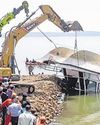 सरकार ने पायलट समेत तीन बर्खास्त किए92