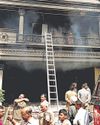 आग में फंसे लोग दीवार तोड़कर निकाले43