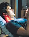 लेटे-लेटे मोबाइल चलाना जवानी में दे रहा बुढ़ापे का दर्द लेटे-लेटे मोबाइल चलाना जवानी में दे रहा बुढ़ापे का दर्द3