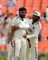 ഒന്നാം ക്രിക്കറ്റ് ടെസ്റ്റിൽ വിൻഡീസിനെ എറിഞ്ഞിട്ട് ഇന്ത്യ1