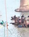 पुल ढहने से नदी में गिरे वाहन, 10 लोगों की मौत पुल ढहने से नदी में गिरे वाहन, 10 लोगों की मौत22