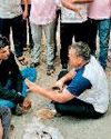 बच्ची का शव थाने में रखकर प्रदर्शन बच्ची का शव थाने में रखकर प्रदर्शन