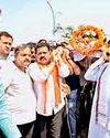 अलविदा दिनेश... विदाई देते पत्नी बेसुध अलविदा दिनेश... विदाई देते पत्नी बेसुध