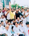 कांग्रेस की आर्थिक नाकेबंदी, सड़क पर बैठे दिग्गज, तीन घंटे थमे रहे वाहनों के पहिए Hari Bhoomi