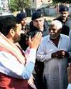 Hry CM Stops Convoy on Way to Hisar, Interacts With Villagers Hry CM Stops Convoy on Way to Hisar, Interacts With Villagers