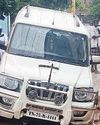 நாகர்கோவிலில் சாலையோர பள்ளத்தில் சிக்கிய கார்!10