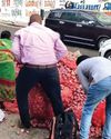 லாரி விபத்தில் சாலையில் சிதறிய வெங்காயம்! லாரி விபத்தில் சாலையில் சிதறிய வெங்காயம்!
