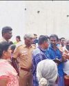 ராசிபுரம் அருகே பரபரப்பு: தாசில்தாரை முற்றுகையிட்டு கும்பல் வாக்குவாதம்! கோவில் நிர்வாக தகராறில் ஆத்திரம்!! ராசிபுரம் அருகே பரபரப்பு: தாசில்தாரை முற்றுகையிட்டு கும்பல் வாக்குவாதம்! கோவில் நிர்வாக தகராறில் ஆத்திரம்!!