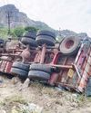 லாரி கவிழ்ந்ததில் டிரைவர் காயம்!14