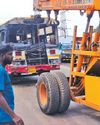 மாதவரம் மாநகராட்சி லாரி மீது ஆந்திரப் பேருந்து மோதியது!11