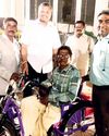 300 மாற்றுத் திறனாளிகளுக்கு உதவி!0
