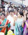 ஐதராபாத் சார்மினார் கோவிலில் நடந்த நவராத்திரி விழாவில் நடிகை குஷ்பு பங்கேற்பு! பா.ஜ.க. தலைவர்களுடன் நடனம் ஆடினார்!!29