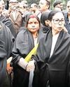வெள்ளை சேலை, கருப்பு கோட்டுடன் வழக்கறிஞராக புது அவதாரம் எடுத்த மம்தா பானர்ஜி!6