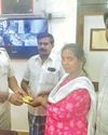 பேருந்தில் தவற விட்ட தங்க நகையை மீட்டு உரியவரிடம் ஒப்படைத்த போலீசார்! பேருந்தில் தவற விட்ட தங்க நகையை மீட்டு உரியவரிடம் ஒப்படைத்த போலீசார்!27