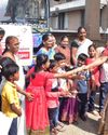 இளம் சிறார்களுக்கு இனிப்புகள் வழங்கி கல்வி சுற்றுலாவிற்கு வழியனுப்பி வைத்த ஆட்சியர் இளம் சிறார்களுக்கு இனிப்புகள் வழங்கி கல்வி சுற்றுலாவிற்கு வழியனுப்பி வைத்த ஆட்சியர்