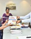 மாற்றுத்திறனாளி மாணவிக்கு போட்டி தேர்வுக்கான புத்தகம் வழங்கிய ஆட்சியர் மாற்றுத்திறனாளி மாணவிக்கு போட்டி தேர்வுக்கான புத்தகம் வழங்கிய ஆட்சியர்