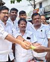 பொதுமக்களுக்கு தர்பூசணி வழங்கல் பொதுமக்களுக்கு தர்பூசணி வழங்கல்