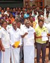 சேலம் மாவட்ட மணல் லாரி உரிமையாளர்கள் சங்கத்தினர் மாவட்ட ஆட்சியரிடம் மனு வழங்கினர் சேலம் மாவட்ட மணல் லாரி உரிமையாளர்கள் சங்கத்தினர் மாவட்ட ஆட்சியரிடம் மனு வழங்கினர்