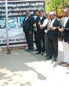 துப்பாக்கி சூட்டில் பலியானவர்களுக்கு அஞ்சலி துப்பாக்கி சூட்டில் பலியானவர்களுக்கு அஞ்சலி