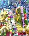 பச்சைப்பட்டு உடுத்தி வைகை ஆற்றில் இறங்கினார் கள்ளழகர் பச்சைப்பட்டு உடுத்தி வைகை ஆற்றில் இறங்கினார் கள்ளழகர்