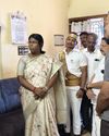 ஆற்று தடுப்பணையில் தவறி விழுந்த மாணவர்களை காப்பாற்றி உயிர் தியாகம் செய்த பீட்டர் ஜான்சன் குடும்பத்தினரை சந்தித்த ஆட்சியர்13