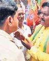 Cops injured as TMC & BJP fight pitched battle in Bengal6