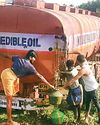 விபத்தில் சிக்கிய லாரி: எண்ணெயை குடத்தில் பிடித்துச் சென்ற மக்கள்25