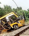 பள்ளி வேன்-ரயில் மோதல்: 3 மாணவர்கள் உயிரிழப்பு0
