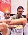 உணவக ஊழியரை தாக்கிய விவகாரம்: சிவசேனை எம்எல்ஏ மீது வழக்குப் பதிவு58