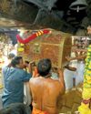 சபரிமலை ஐயப்பனுக்கு தங்க அங்கி அணிவிப்பு சபரிமலை ஐயப்பனுக்கு தங்க அங்கி அணிவிப்பு63