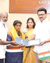 சாலையில் கிடந்த 45 பவுன் நகைகளை ஒப்படைத்த தூய்மைப் பணியாளருக்கு முதல்வர் பாராட்டு7
