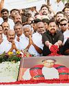 அண்ணா நினைவிடத்தில் எடப்பாடி பழனிசாமி அஞ்சலி70