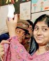 கைவிரலில் காயத்துக்காக கட்டு: பல மணிநேர காத்திருப்புக்குப் பின் வாக்களித்த பெண்!45