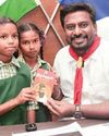 திருக்குறள், பொது அறிவில் சிறந்து விளங்கிய அரசுப் பள்ளி மாணவிகளுக்கு அமைச்சர் பாராட்டு திருக்குறள், பொது அறிவில் சிறந்து விளங்கிய அரசுப் பள்ளி மாணவிகளுக்கு அமைச்சர் பாராட்டு2