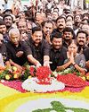 எம்ஜிஆர் நினைவிடத்தில் அதிமுகவினர் அஞ்சலி10