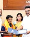 சாலையில் கிடந்த 45 பவுன் நகைகளை ஒப்படைத்த தூய்மைப் பணியாளருக்கு முதல்வர் பாராட்டு4