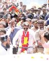 காரைக்குடியில் பேசாமலேயே சென்ற விஜய்! காரைக்குடியில் பேசாமலேயே சென்ற விஜய்!1