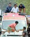 விஜய் சாலைப் பேரணியில் போலீஸ் தடியடி0