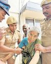ஆட்சியர் அலுவலகத்துக்கு மண்ணெண்ணெயுடன் வந்த வயதான தம்பதி0