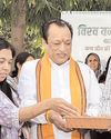 पशुपालन मंत्री कुमावत ने विश्व वन्यजीव दिवस के अवसर पर पशुधन भवन में पक्षियों के लिए चुग्गे और पानी के परिडे बांधकर अभियान की शुरूआत की12