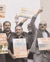 द्रमुक ने धर्मेंद्र प्रधान से माफी की मांग करते हुए संसद परिसर में प्रदर्शन किया द्रमुक ने धर्मेंद्र प्रधान से माफी की मांग करते हुए संसद परिसर में प्रदर्शन किया19