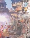 वाराणसी में जलती चिताओं के बीच श्रद्धालुओं और नागा साधुओं ने होली खेली वाराणसी में जलती चिताओं के बीच श्रद्धालुओं और नागा साधुओं ने होली खेली28