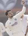 बड़ा स्कोर बनाने में नाकाम रहे दक्षिण अफ्रीकी बल्लेबाज, कुलदीप ने दिलाई भारत को वापसी बड़ा स्कोर बनाने में नाकाम रहे दक्षिण अफ्रीकी बल्लेबाज, कुलदीप ने दिलाई भारत को वापसी34