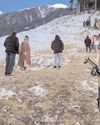 भद्रवाह में बर्फबारी के बाद पर्यटन स्थलों पर उमड़ी भीड़ के मद्देनजर सुरक्षा कड़ी की गई8