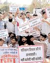 निजी बसों की हडताल से लोग परेशान24