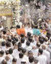 आशा भोसले की अंतिम यात्रा में हजारों प्रशंसकों की भीड़ उमड़ी11