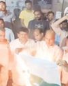 पहलगाम आतंकी हमले के विरोध में टोंक में उबाल : जलदाय मंत्री कन्हैया लाल चौधरी ने जलाया पाकिस्तानी झंडा