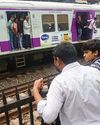महाराष्ट्र के मुंब्रा स्टेशन पर लोकल ट्रेन से कई यात्रियों के गिरने से पांच की मौत, सात घायल0