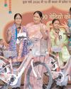 दिल्ली की मुख्यमंत्री ने छात्राओं को साइकिलें वितरित कीं9